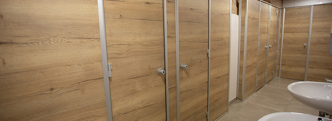 WC-Trennwand aus HPL - Kindergarten Ausführung